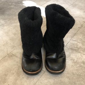 Black leather and sheepskin UGG BOOTS, size 10
